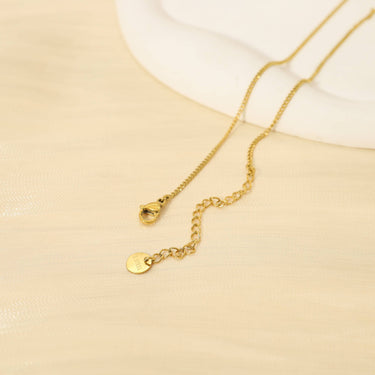Golden necklace with pink pearls