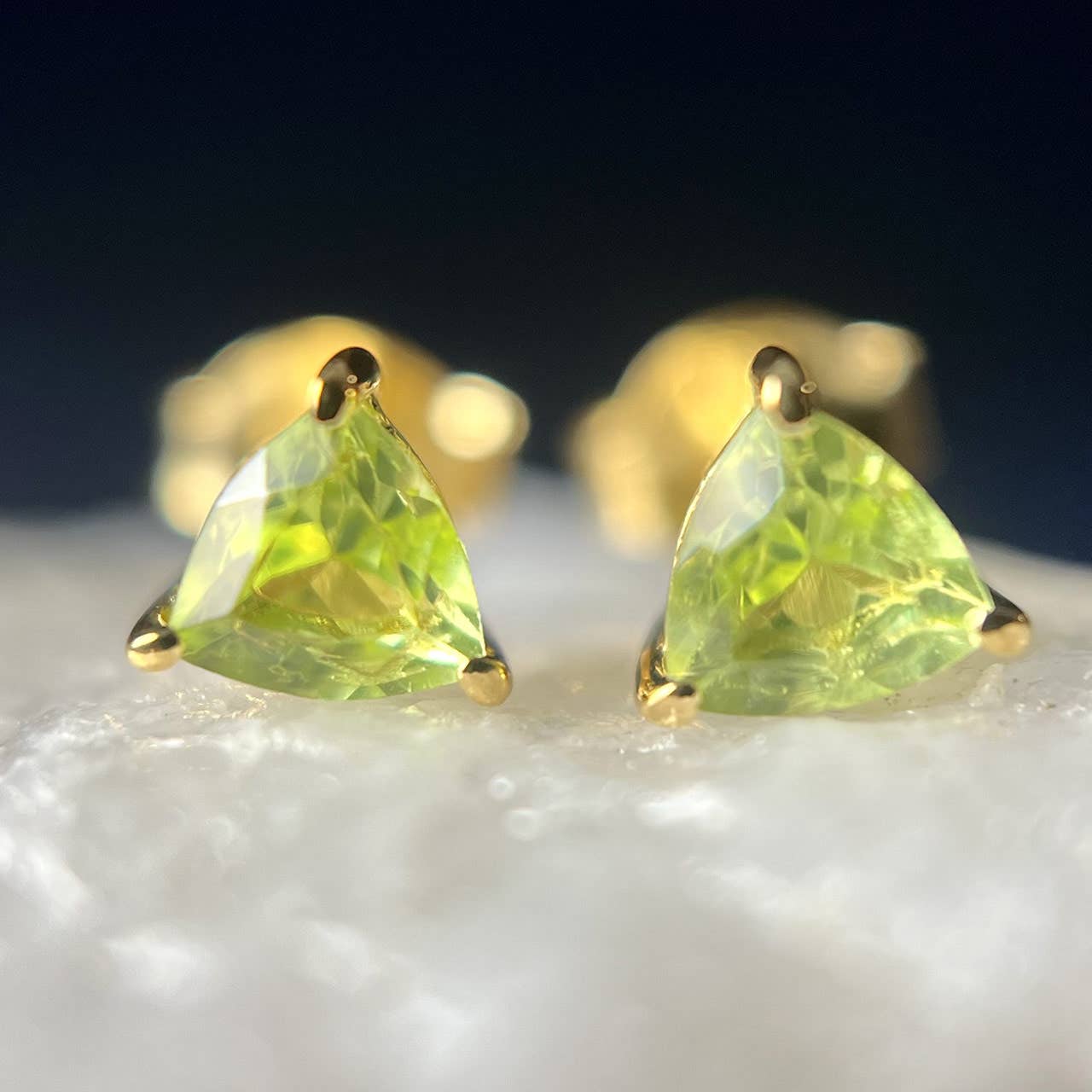 PERIDOT 18K VERMEIL GOLD STUD EARRINGS TRIANGLE – Shop Wall
