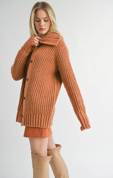 Side view of model wearing Elianna rust wide collar cardigan with shorts