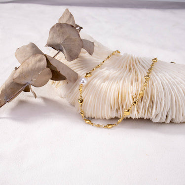 Gold chain necklace with heart and a synthetic pearl