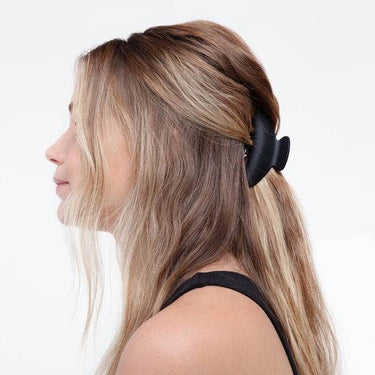 Medium Claw Clips 2pc Black & Tort used in a side view hairstyle, showcasing eco-friendly design.