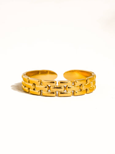 18K gold non tarnish thin chain ring close-up