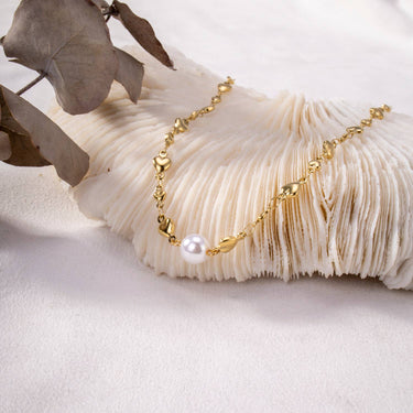 Gold chain necklace with heart and a synthetic pearl